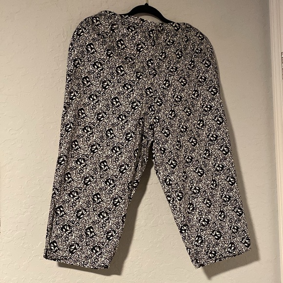 White Stag Pants - White Stag size 18 black and white capris pants front pockets